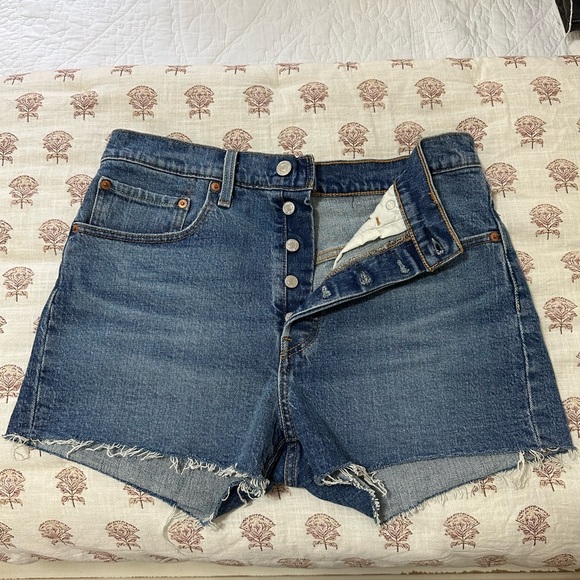 Levi’s 501 High Rise Women’s Shorts Raw Hem - Picture 3 of 9